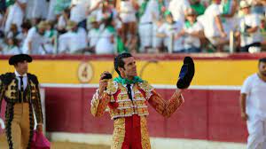 El torero Emilio de Justo no será intervenido de su "muy grave" fractura de  cervicales sufrida este domingo en Las Ventas