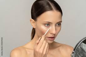 natural makeup applying concealer