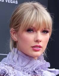 Sanatçı daha önce 2010'da fearless ve 2016'da 1989 albümüyle ödül almıştı. Taylor Swift Rotten Tomatoes