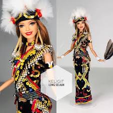 Mengingatkan siapa diri kita sebenarnya. Sederet Busana Barbie Rancangan Pria Malaysia Terinspirasi Busana Tradisional Borneo Lifestyle Liputan6 Com