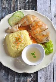 Meski komponen utama ayam hainan adalah ayam itu sendiri, namun kunci utama kelezatan terletak pada nasi dan kuah. Nasi Ayam Hainan Sedap Fiza S Cooking