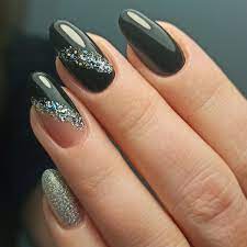 Маникюр черный с серебром в 2023 году: дизайн для формы миндаль, квадрат,  длинных и коротких ногтей