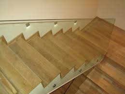 Стълбите и стъпалата от дъб се изработват от плоскости със вътрешни дървени стълби и стъпала от дъб. Vtreshni Stlbi Er Stroj Remonti Eood