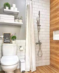 Desain kamar mandi kecil kloset jongkok ini memang kelihatan sederhana, tapi bukan berarti nggak nyaman. 11 Inspirasi Kamar Mandi Ukuran 2x1 Meski Kecil Tapi Tetap Nyaman Dan Fungsional
