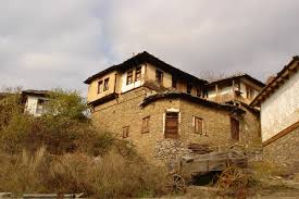 Цялата къща е измазана и дебелината на замазката е около 3 см. Sanirat Kshi I Vili S Pari Ot Evropa Obzor Trud