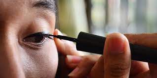 Usually, we close our eyes when applying the eyeliner, but this is favorable for those with double eyelids. 5 Liquid Eyeliner Mistakes You Re Probably Making Self
