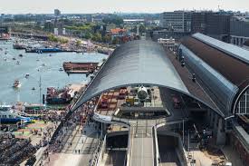 Il più economico è bus che costa 1€. Benthem Crouwel Amsterdam Central Station Masterplan