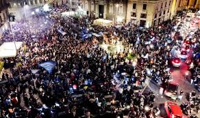 Aglomeración de personas para celebrar Copa de Napoli causa críticas |  Fútbol 123| Meridiano.net