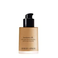 The armani foundation cloaks the visage in a velvety neutral hue, striving to correct and balance uneven skin tone while concealing the look of problem areas. Luminous Silk Perfect Glow Flawless Oil Free Foundation Armani Beauty Sephora