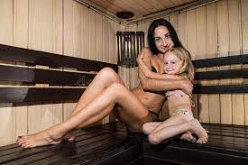 Schöne Mutter Und Nette Kleine Tochter, Die Sich Zusammen an Der Sauna  Entspannt Stockfoto - Bild von treibhaus, bank: 143569038