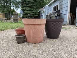 How To Spray Paint Plastic Planters In