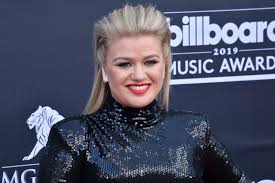 Gwen stefani walked off saying she was going to quit during 'the voice' battle rounds. Kelly Clarkson Gwen Stefani To Perform During Christmas In Rockefeller Center Upi Com