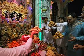 how do hindus worship in a mandir