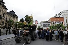 Resultado de imagen para imagens del la protesta de campo en tucuman en la plaza independencia