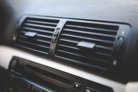 車のエアコンの臭いが気になる！応急処置と掃除方法を解説します | Smartdrive Style