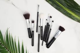 how the right eye makeup brush makes