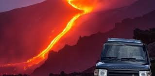 (agenzia vista) catania, 19 aprile 2020 etna in eruzione, le colonne di fumo attività stromboliana e piccole fontane di lava in corso al nuovo cratere. Eruzione Etna 2020 Archivi Etna Tour Excursion Escursioni Sull Etna