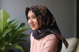 Simak contoh latar belakang makalah berikut ini. Bisnis Hijab Bermodal Uang Saku Omzet Dara Cantik Ini Kini Rp 35 Juta Per Bulan Halaman All Kompas Com