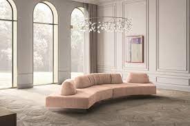 lepa sofa na staklenim potpeticama