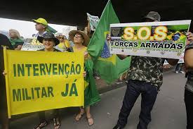 Resultado de imagem para Fotos de manifestantes pedindo intervenÃ§Ã£o militar