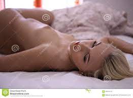 Schlafende Nackte Frau Des Modernen Fotos in Einem Schlafzimmer Stockbild -  Bild von trägheit, kissen: 56304123