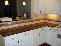 We supply trade quality diy and home improvement products at great low prices. Tumbled Marble Backsplash With Multi Colored Glass Accent Strip Concrete Countertop Design White Kitchen Rustic Marble Backsplash