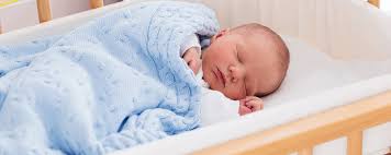 yeni-doğan-bebek-nasıl-yatakta-yatmalı