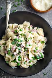 Diced ham and shredded cheese make this pasta salad hearty enough for a hot weather supper. Ham And Peas Alfredo Pasta The Kitchen Girl