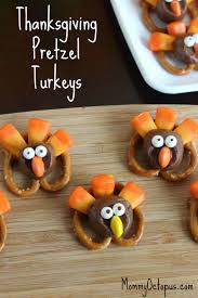 The corncobs look delightfully like the real thing—except they're made of cake, frosting and peanut butter candies! Thanksgiving Pretzel Turkeys Mommy Octopus Thanksgiving Treats Thanksgiving Snacks Thanksgiving Fun