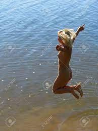 Frau nackt springen