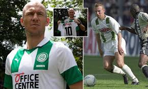 Он играет на позиции правый вингер. Fc Groningen Sign Arjen Robben For Next Season Daily Mail Online