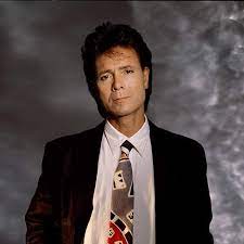 Legendary pop singer sir cliff richard has revealed that he has shared his life with a former roman catholic priest for the last seven years. Cliff Richard Bei Amazon Music