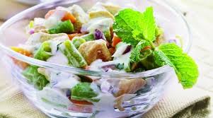 salada de frango e legumes com molho de