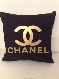 Visualizza altre idee su cuscini, cuscini decorativi, cuscini fai da te. Cuscini Chanel Elegante 5 Cuscini Decorativi Chanel Jake Vintage Coco Chanel Was Born Gabrielle Bonheur Chanel Awonthe