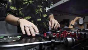 10 Best Dj Controllers In 2019 Buying Guide Music Critic