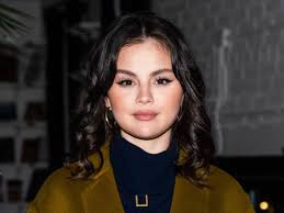 fans applaud selena gomez for flaunting