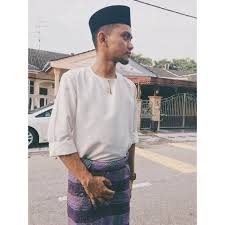 Johor eyaletinde, baju melayu'nun hem tasarımı hem de giyimi diğer alanlardan biraz farklı. 32 Model Terkini Baju Kurung Teluk Belanga Tulang Belut Dipakai Oleh