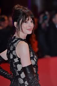 anne hathaway sublima el estilo andy