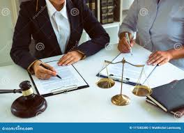 Адвокат в настоящее время консультирует клиентов в офисе адвоката суд  Стоковое Фото - изображение насчитывающей клиенты, советоваться: 177282300