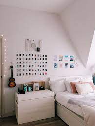 See more ideas about bedroom decor, room inspiration, decor. Pin By Alli On Chambre Room Inspiration Bedroom Photo Walls Bedroom Dorm Room Decor