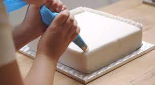 how to decorate cakes with royal icing