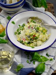Mit dem tomaten pfirsich salat gibt es heute schon wieder eine etwas außergewöhnliche kombination, aber dieser salat ist frisch… jamie oliver salat restaurant fifteen, salat mit filetierten orangen, mozzarella die buffalo und kandierten mandeln. Jamie Olivers Zucchini Risotto Stilettos Sprouts