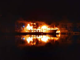 large fire destroys 2 boats at hales