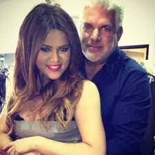 Kylie jenner tweets photo of sibling khloe and her 'real dad'. Khloe Kardashian Odom S Official Dad Revealed By Sister Kylie But Is It True E Online
