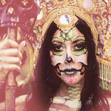 Skull makeup latina