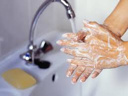 Setelah tangan di basahi dengan air, tuangkan sabun secukupnya 2. 7 Masalah Kesehatan Akibat Malas Cuci Tangan