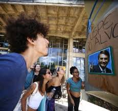 Resultado de imagem para Cuspida na cara de apoiador de Bolsonaro.