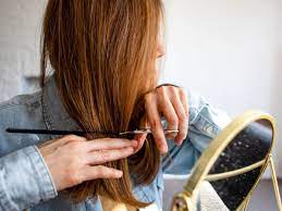 Cheveux mi-longs : 3 conseils pour se les couper soi-même : Femme Actuelle  Le MAG