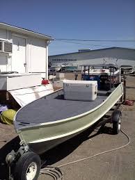 A modified v hull jon boat has a pointed bow to allow it to cut through waves and it is slightly curved underneath at the bow area to give the boat the ability to move through chop without taking on water. Pin On Duck Boat Ideas