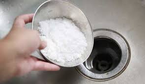 Thông bồn rửa bát bằng muối ăn vo cùng hiệu quả